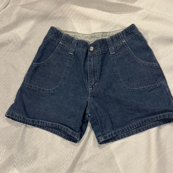 Vintage 2003 Levi's Dark Blue Jean Shorts size 10 flap pockets y2K 4 inch - Picture 2 of 6